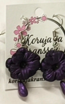 Hohtavat kukkakorut helmellä