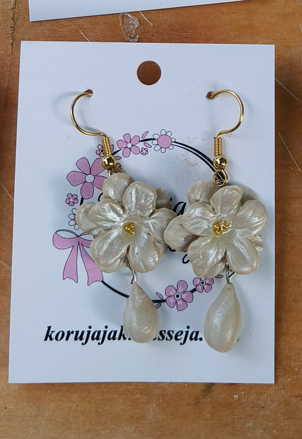Hohtavat kukkakorut helmellä