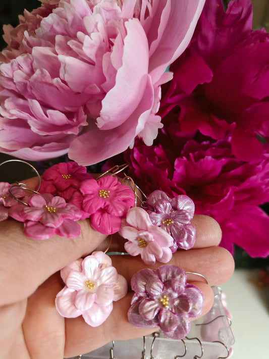 Hohtavat isot kukkakorvakorut, roikkuva korvakoru