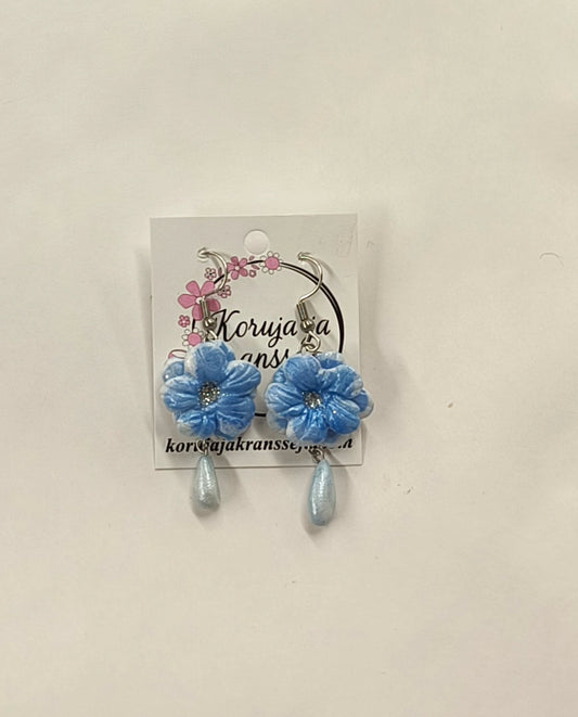 Hohtavat kukkakorut helmellä