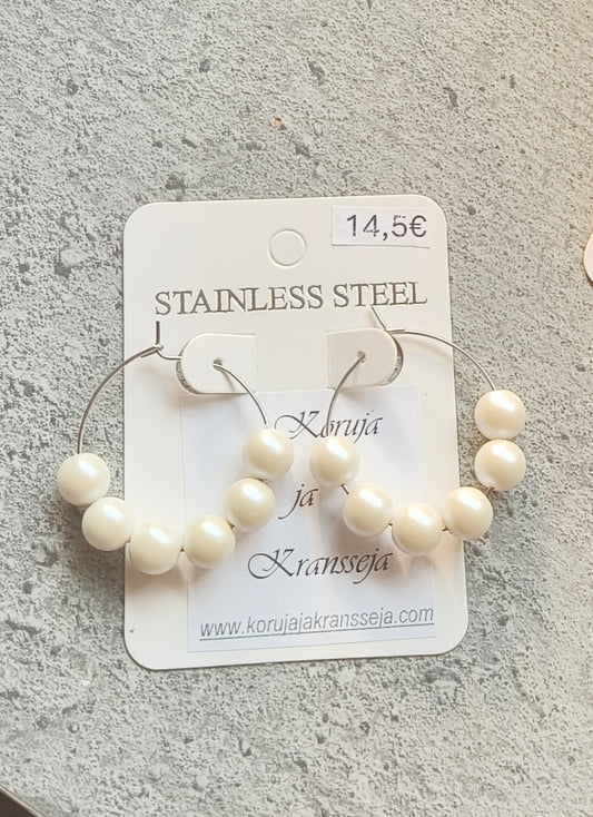 Helmikorut renkaassa