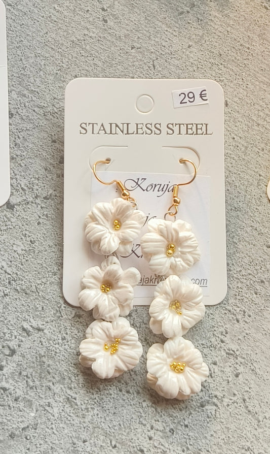 Hohtavat kolmen kukan korut