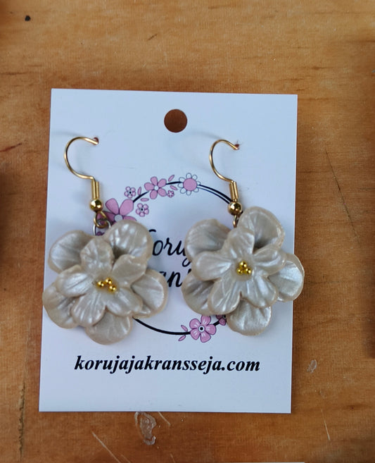 Hohtavat isot kukkakorvakorut, roikkuva korvakoru