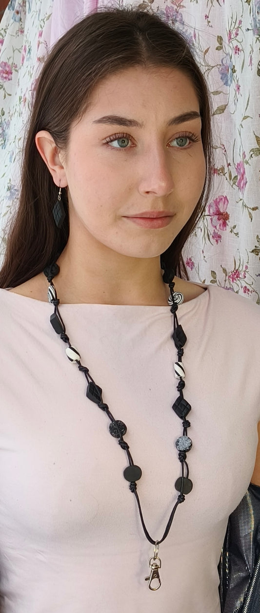 Salmiakkiruutu Korvakorut, Roikkuvat